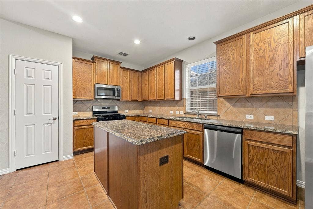 323 Deaton Drive, Fate, TX 75087 323 Deaton Drive, Fate, TX 75087