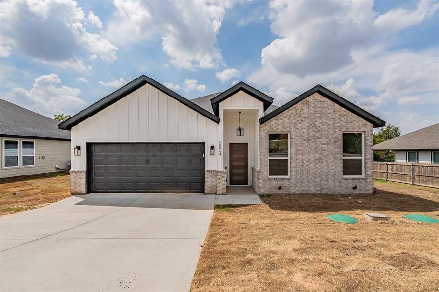 Property photo for 5824 Stonegate Circle, Granbury, TX