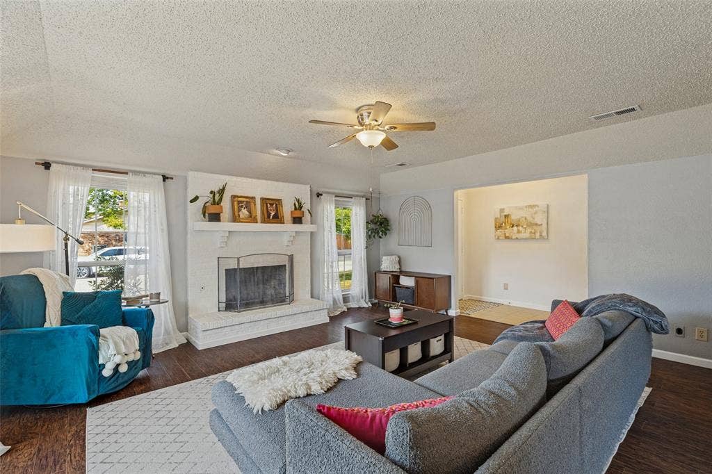 822 Century Park Drive, Garland, TX 75040 822 Century Park Drive, Garland, TX 75040