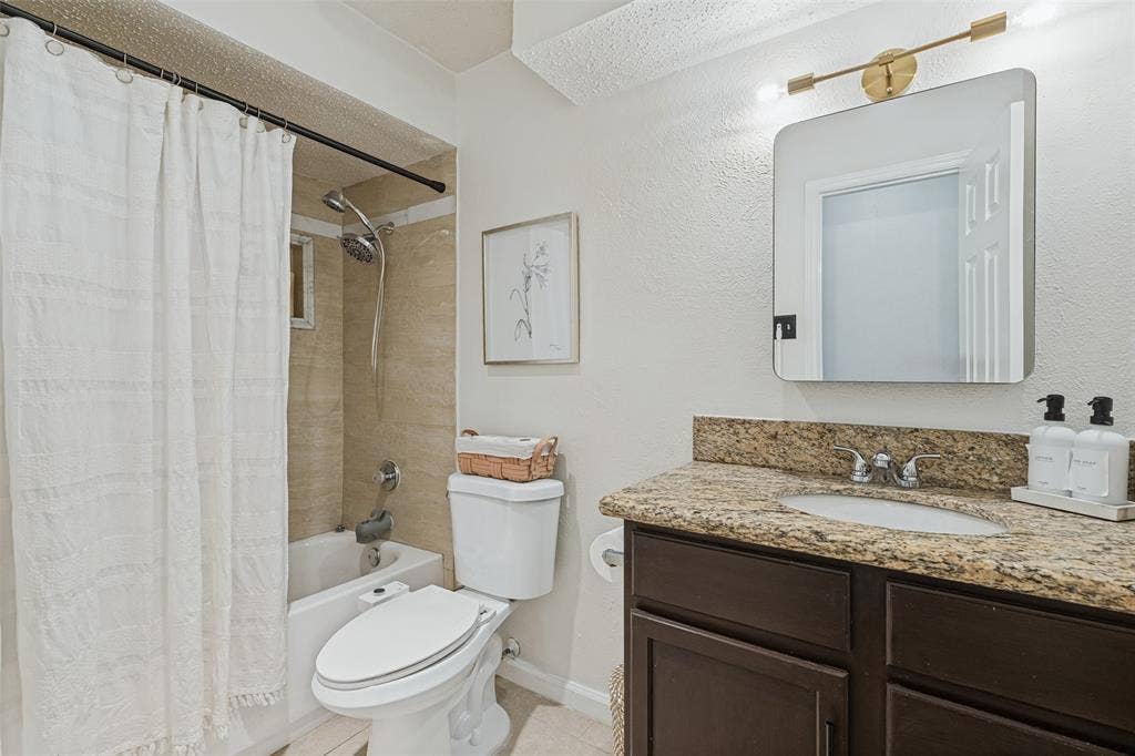 822 Century Park Drive, Garland, TX 75040 Second bathroom