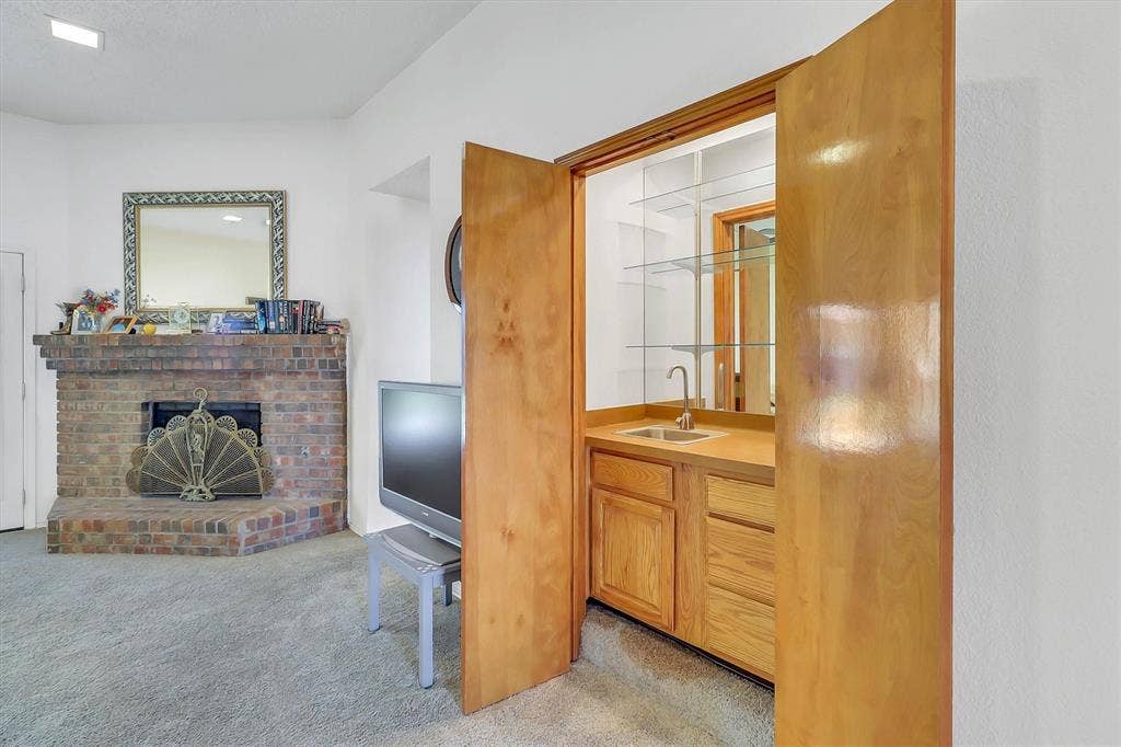 5235 Clover Haven Street, Dallas, TX 75227 WETBAR