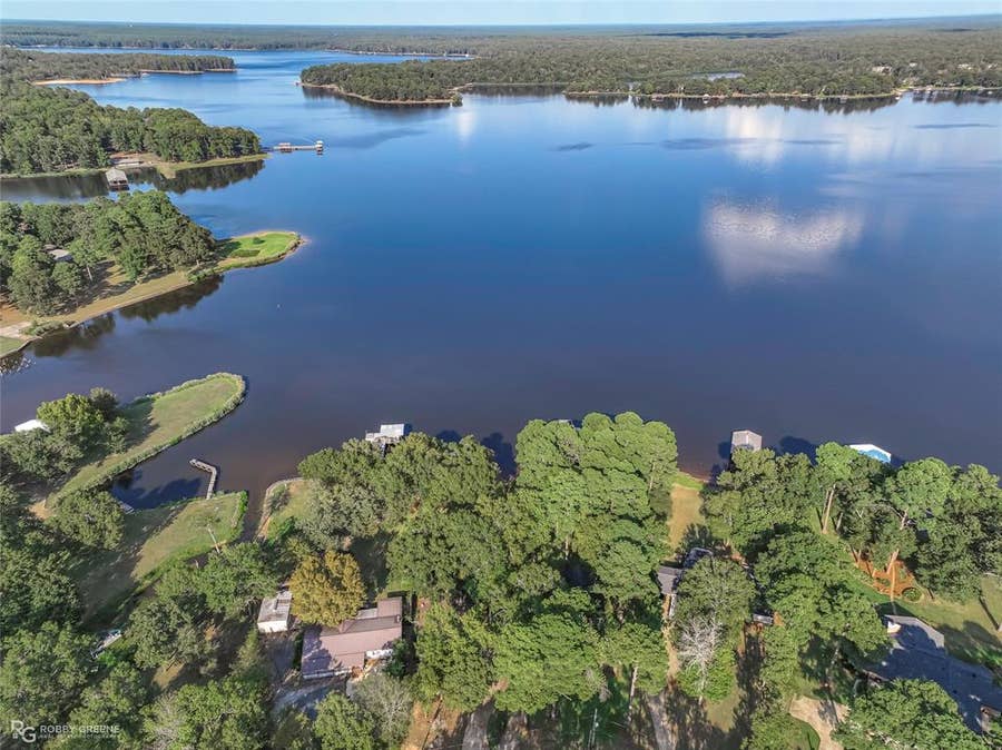 Property photo for 758 W Lakeshore Drive, Benton, LA
