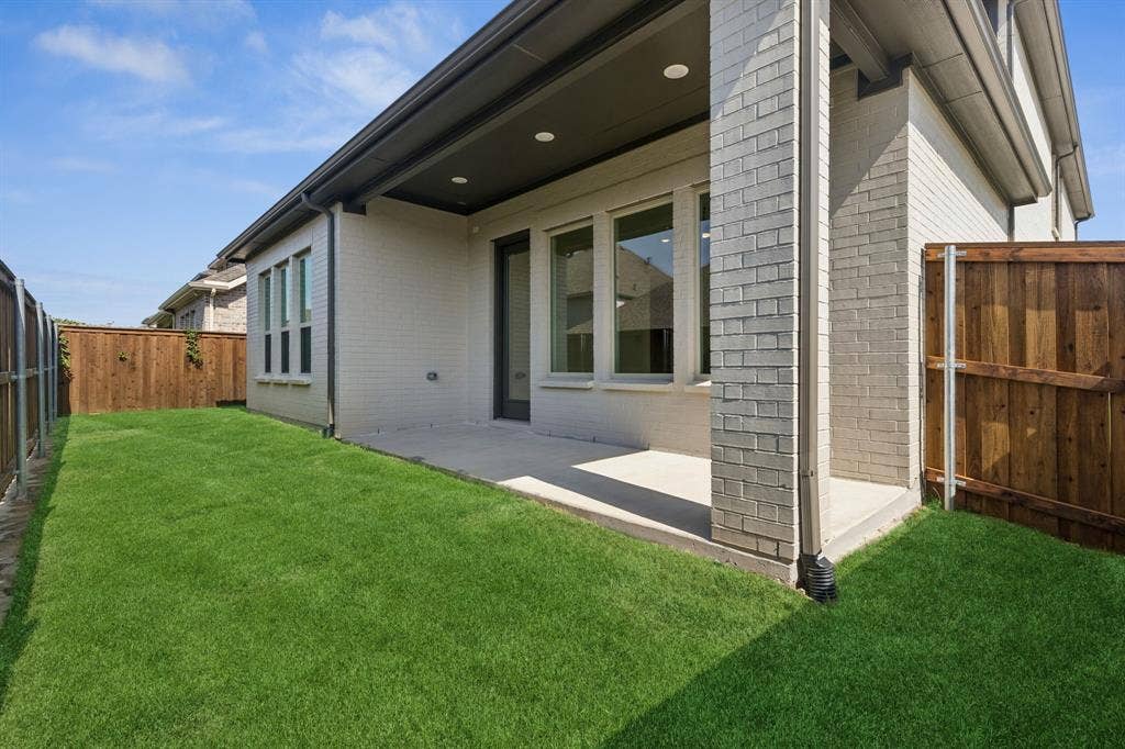 6901 Chief Spotted Tail Drive, McKinney, TX 75070 Not too big and not too small, this fenced back yard with covered patio offers the perfect outdoor space for the family to enjoy.