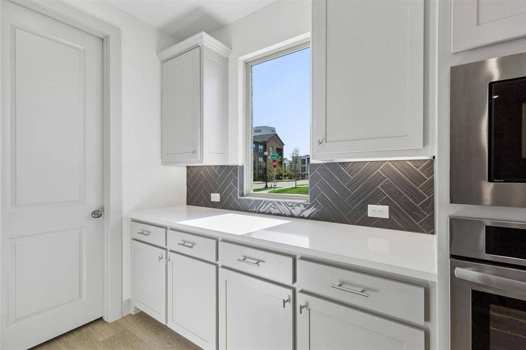 6901 Chief Spotted Tail Drive, McKinney, TX 75070 All the chef's in the family will enjoy ample space to create culinary delights in this wonderful kitchen!