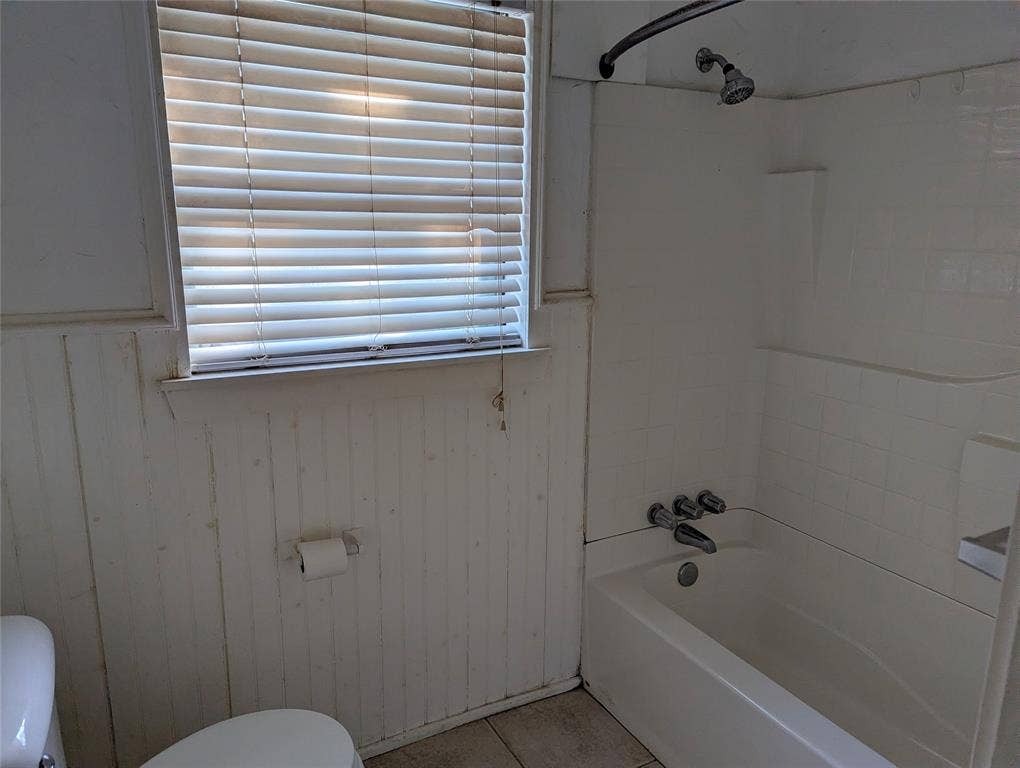 111 Murchison Street, Farmersville, TX 75442 Tub and shower combination with a window for natural light. Ready for renovation and your personal design touches!