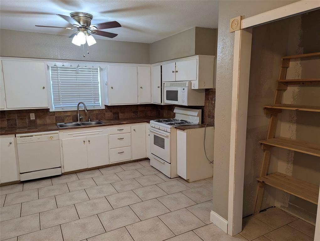 111 Murchison Street, Farmersville, TX 75442 Pantry & Laundry area currently located in the kitchen. Potential to relocate laundry to garage or other area of the home.