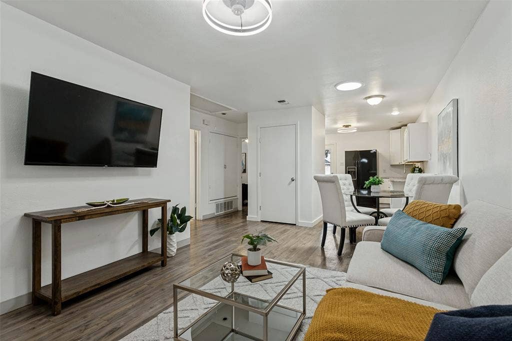 403 E Franklin Street, Grapevine, TX 76051