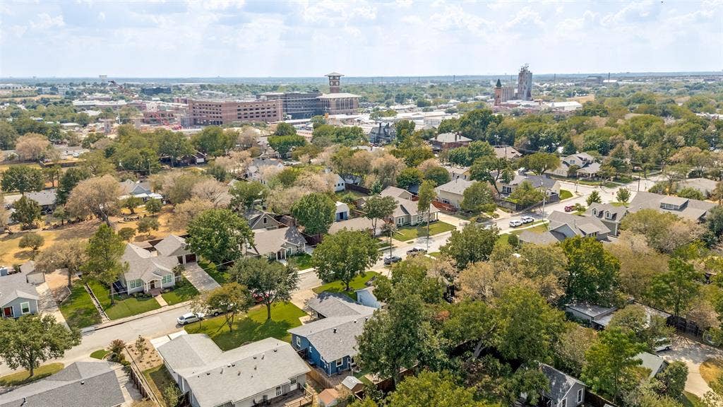 403 E Franklin Street, Grapevine, TX 76051