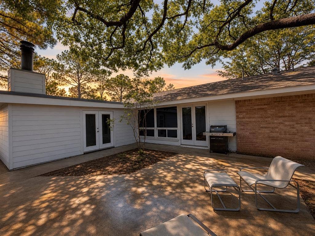 3401 Hanover Lane, Irving, TX 75062 Private outdoor patio with a concrete surface