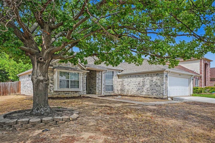 Property photo for 5612 Greenwich Drive, Arlington, TX
