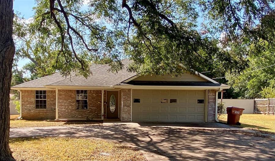 Property photo for 805 Lynn Street, Bonham, TX