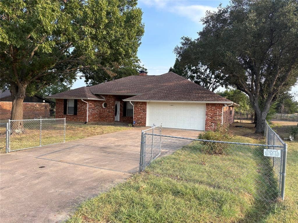 109 Waldman Drive, Gun Barrel City, TX 75156 Red brick exterior