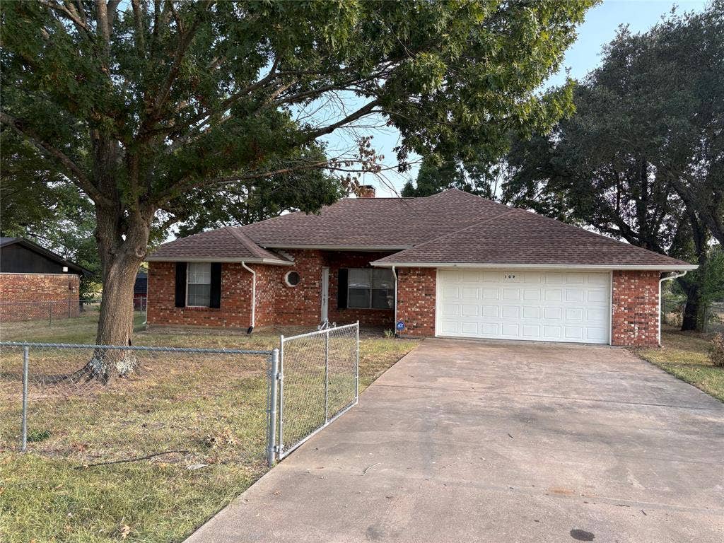 109 Waldman Drive, Gun Barrel City, TX 75156 Two-car garage