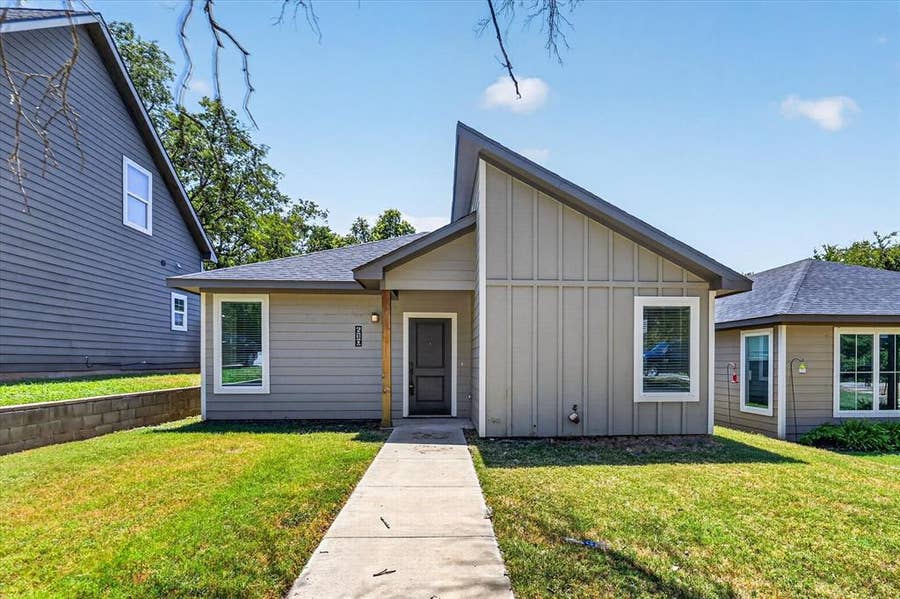 Property photo for 610 E Texas Street, Denison, TX