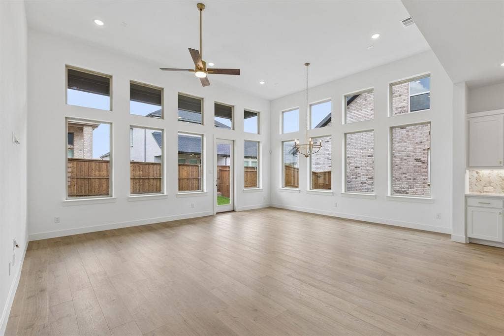 15756 Split Bark Lane, Frisco, TX 75033 The breakfast nook paired with the family room create a cozy, light filled space for your family to enjoy.