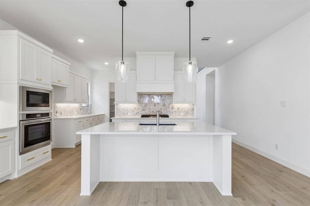 15756 Split Bark Lane, Frisco, TX 75033 Your new island is the perfect gathering place for family and friends.