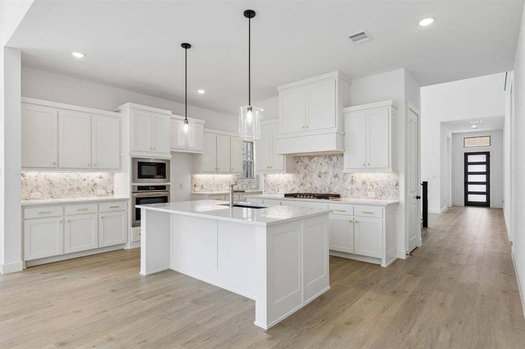 15756 Split Bark Lane, Frisco, TX 75033 With outstanding prep space and plenty of storage, your inner chef will come alive in this fantastic chef's kitchen!