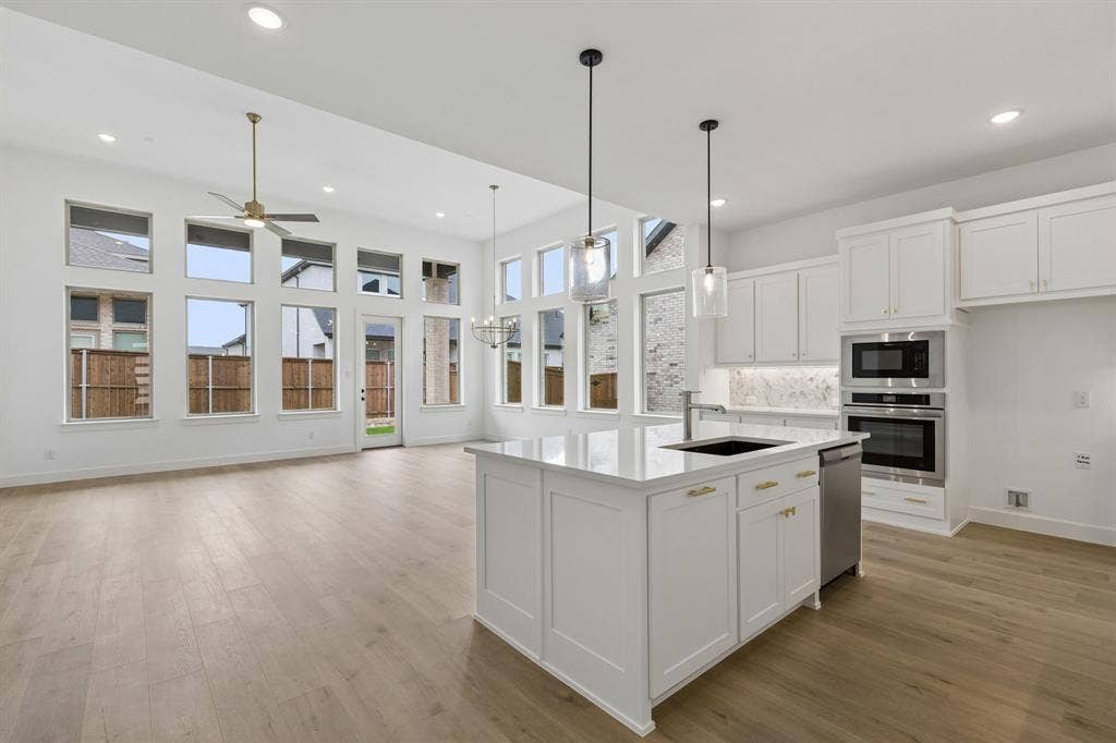 15756 Split Bark Lane, Frisco, TX 75033 The chef in the family will never be left out of the party in this fantastic home!