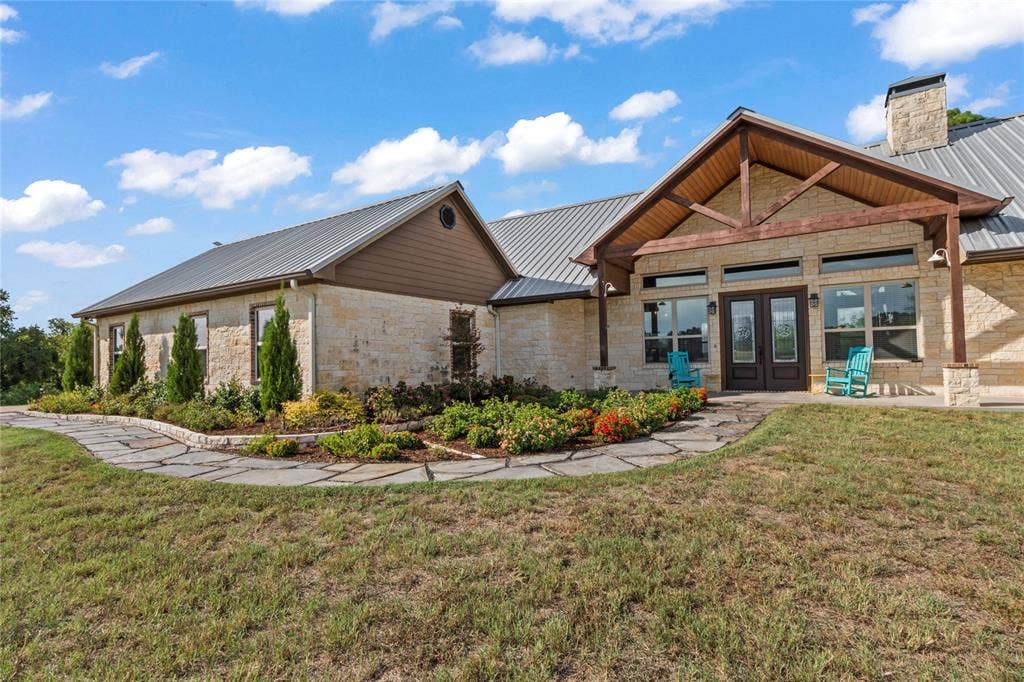 4830 Bridle View Court, Athens, TX 75752 Front porch with landscaped yard
