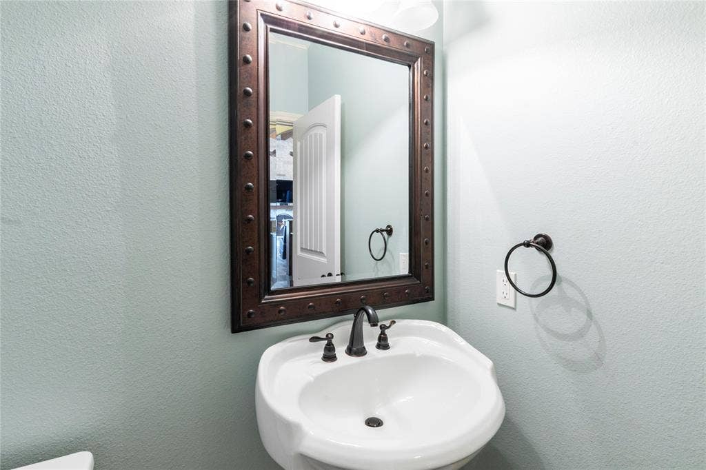 4830 Bridle View Court, Athens, TX 75752 Half bath near office