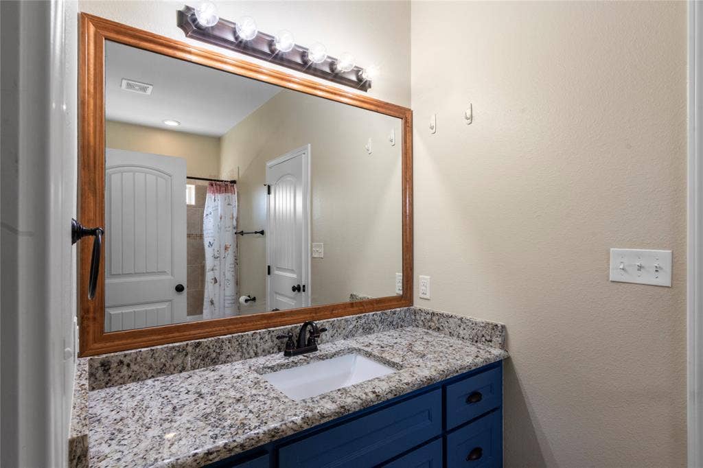 4830 Bridle View Court, Athens, TX 75752 Jack and Jill bathroom between bedrooms 3 and 4