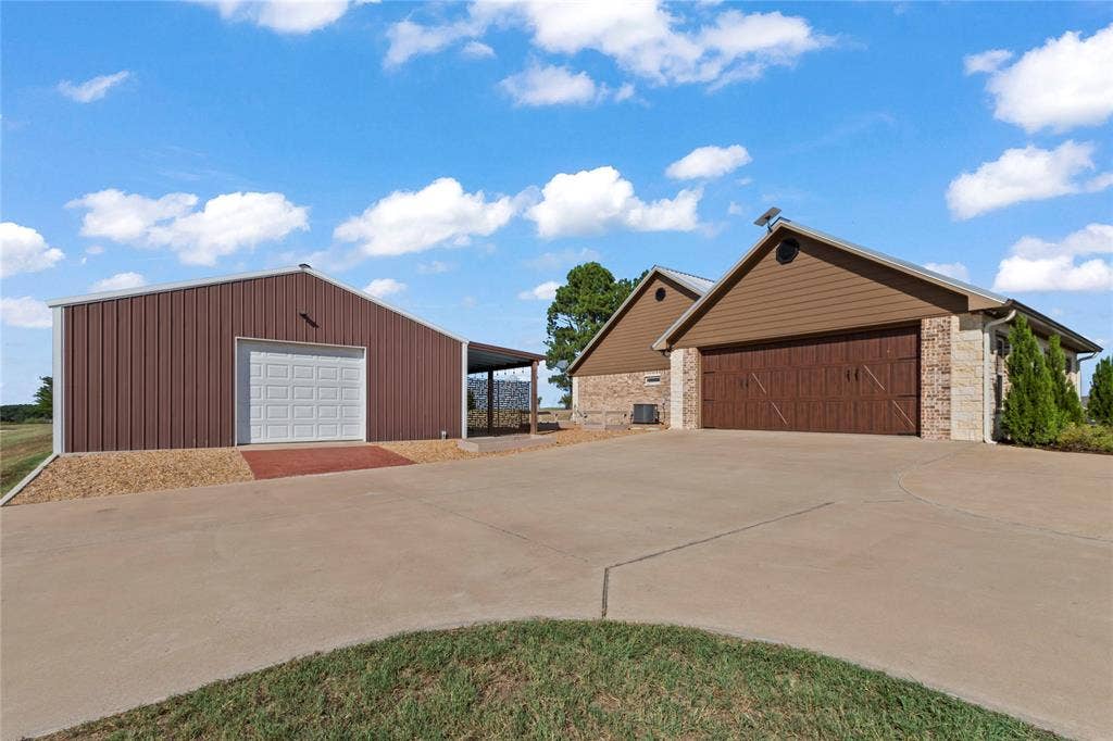 4830 Bridle View Court, Athens, TX 75752 Attached garage and shop