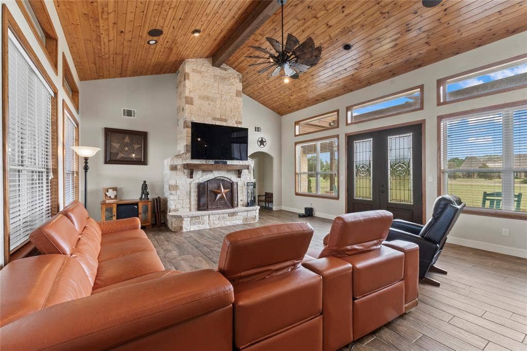 4830 Bridle View Court, Athens, TX 75752 Living room with lots of natural light