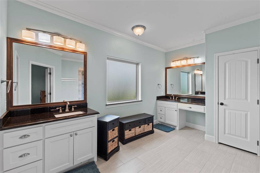 4830 Bridle View Court, Athens, TX 75752 primary bathroom with 2 walk in closets