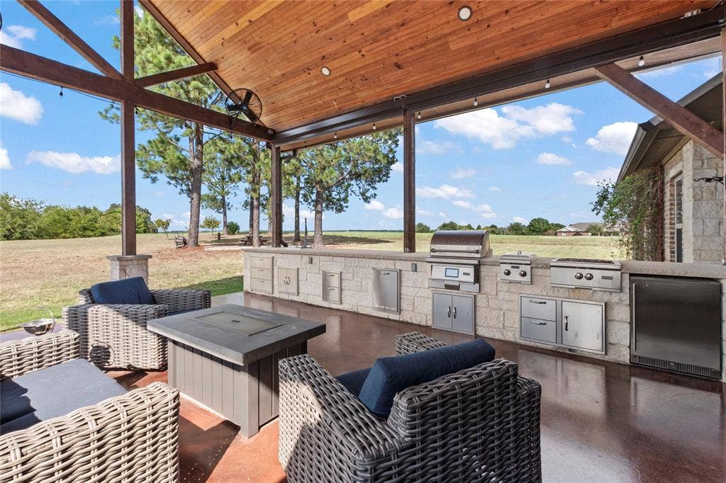 4830 Bridle View Court, Athens, TX 75752 covered outdoor kitchen