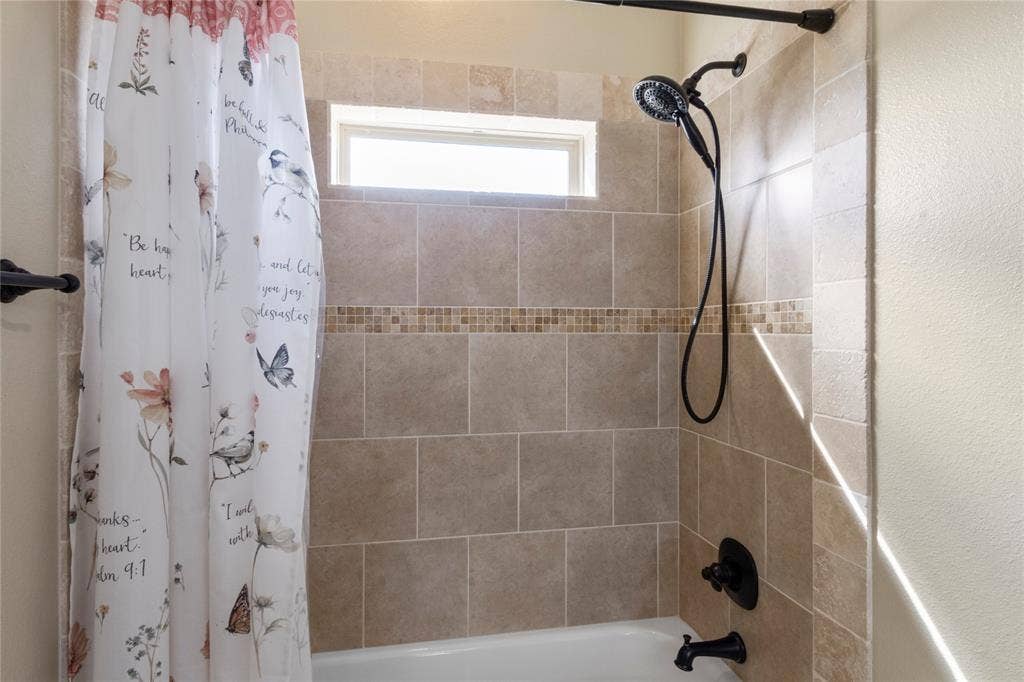 4830 Bridle View Court, Athens, TX 75752 Jack and Jill bathroom between bedrooms 3 and 4