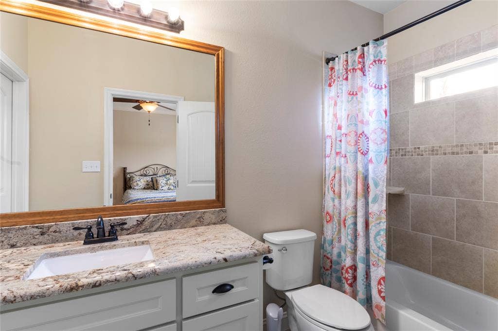 4830 Bridle View Court, Athens, TX 75752 2nd primary bedroom ensuite bathroom