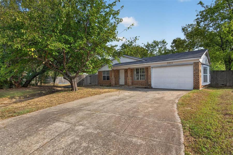 Property photo for 5211 Hideaway Court, Arlington, TX
