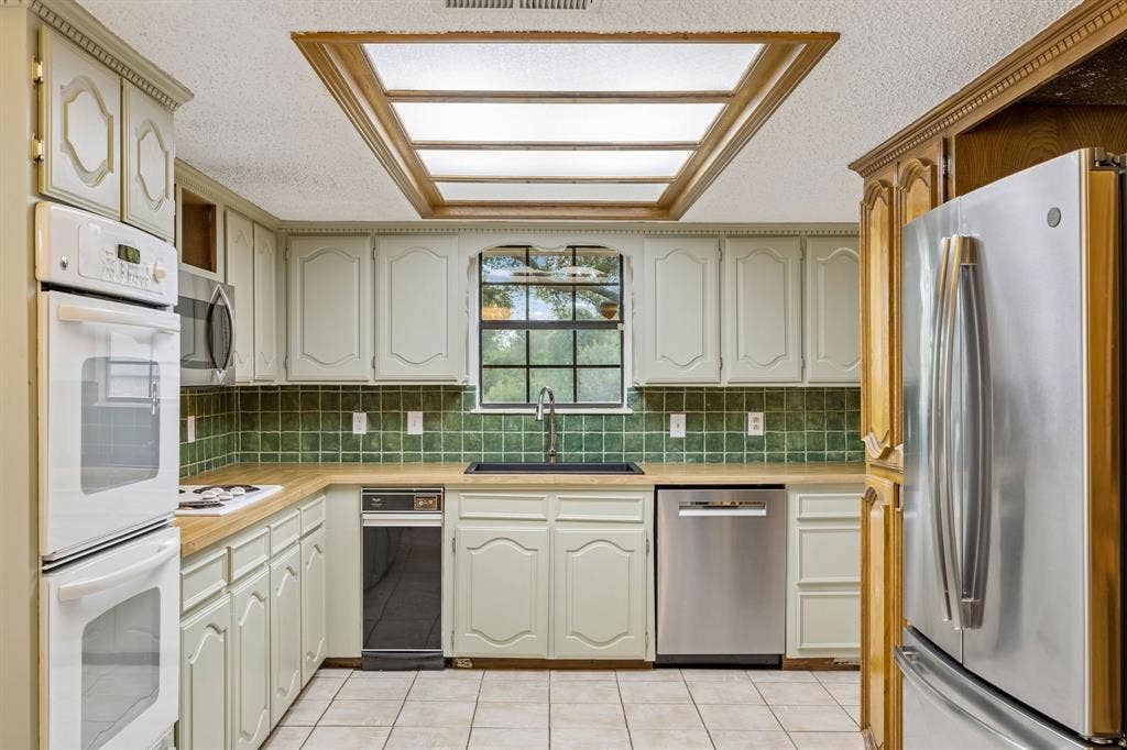 10123 Candlebrook Drive, Dallas, TX 75243 10123 Candlebrook Drive, Dallas, TX 75243