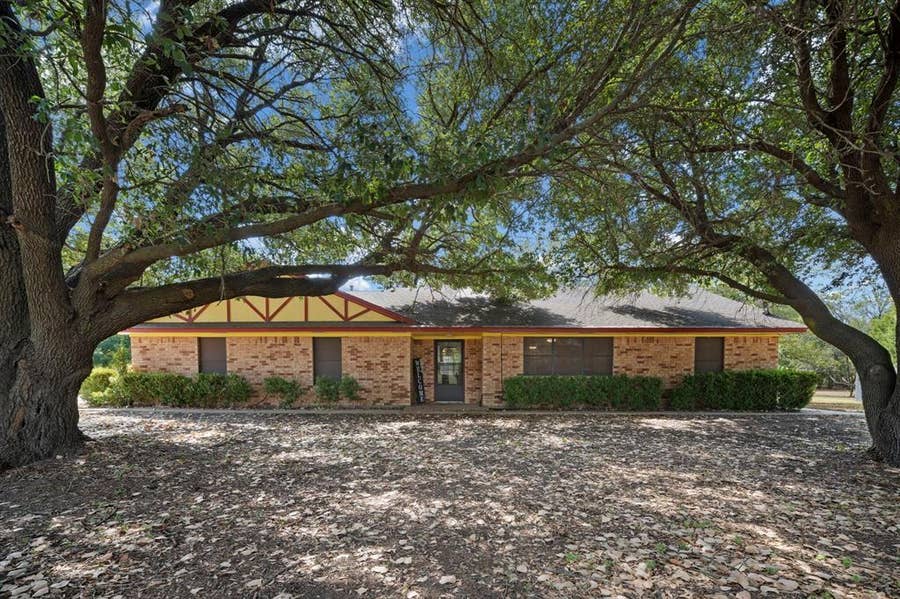 Property photo for 707 Ovilla Road, Waxahachie, TX