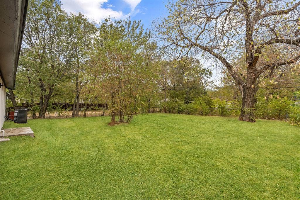 565 alcorn Avenue, Dallas, TX 75217 Expansive lawn with mature trees and a concrete patio