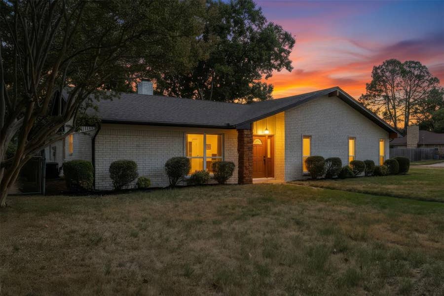 Property photo for 1909 Plymouth Court, Arlington, TX