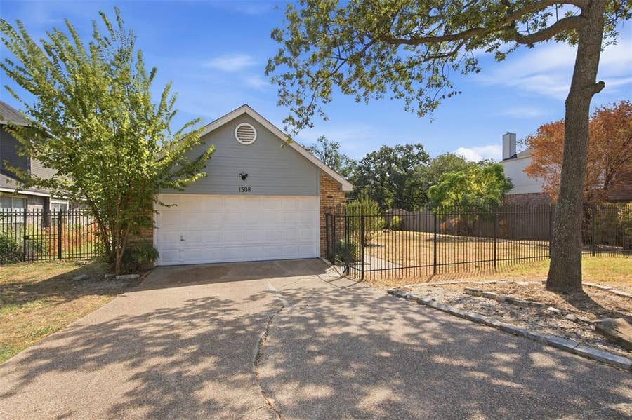 Property photo for 1308 Carver Lane, Irving, TX