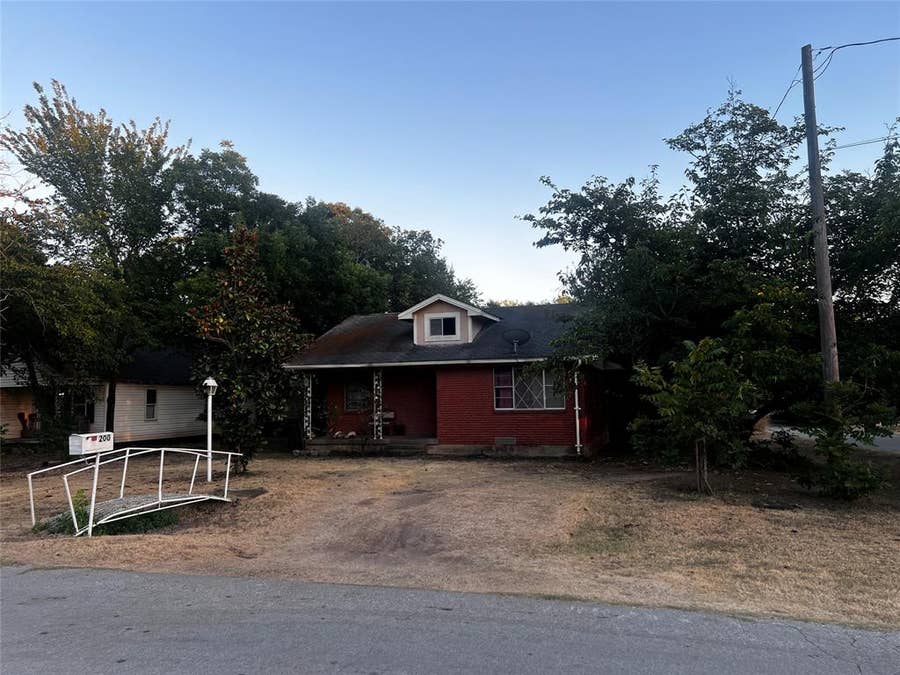 Property photo for 200 E Indiana Avenue, Midlothian, TX