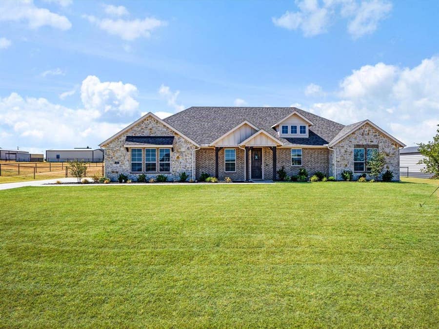 Property photo for 142 Lonicera Lane, Paradise, TX