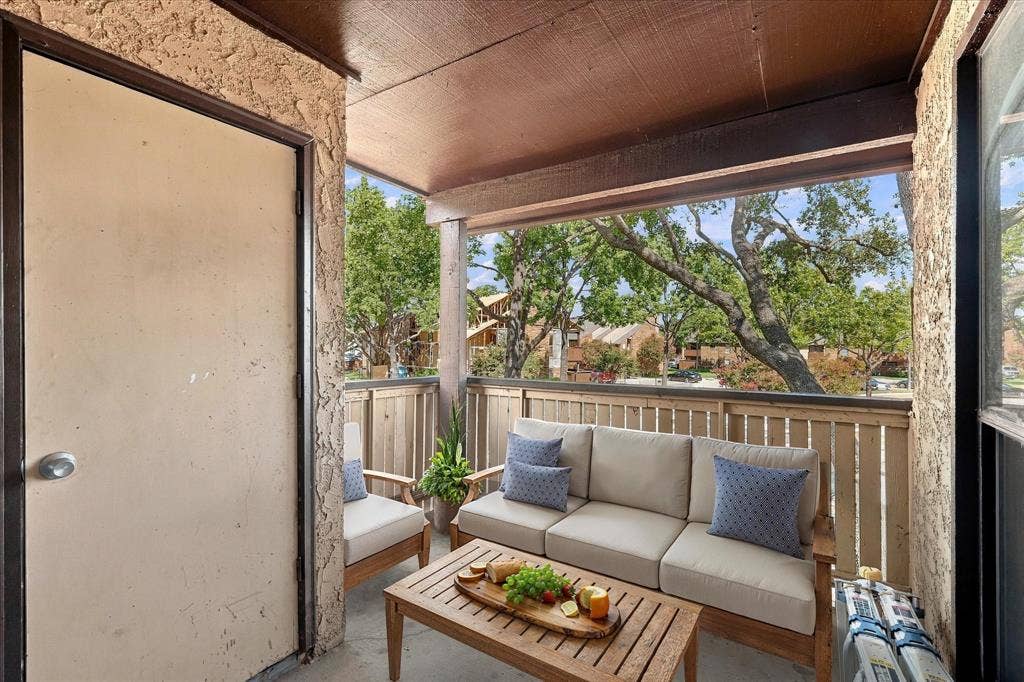 1901 Cloisters Drive, #920, Arlington, TX 76011 Virtually stagedCovered outdoor patio with a textured ceiling, privacy wall, and wood railing