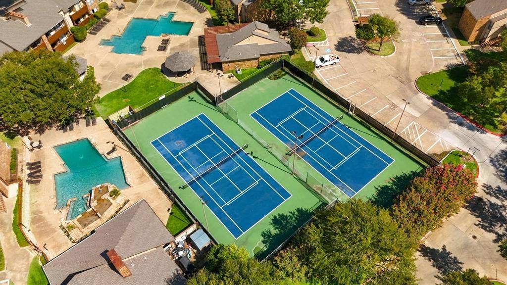 1901 Cloisters Drive, #920, Arlington, TX 76011 Two community pools, tennis courts and clubhouse!