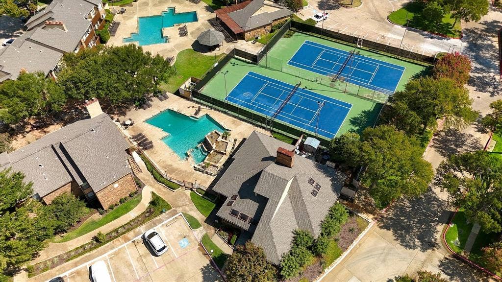 1901 Cloisters Drive, #920, Arlington, TX 76011 Two community pools, tennis courts and clubhouse!
