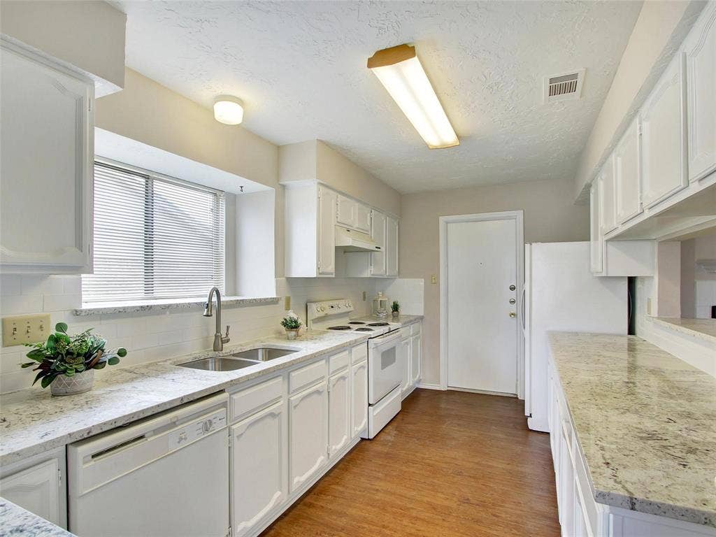 1328 Colmar Drive, Plano, TX 75023 1328 Colmar Drive, Plano, TX 75023