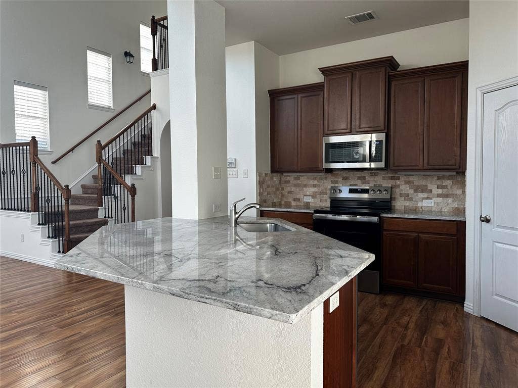 3821 Marcillia Circle, Irving, TX 75038 16 windows