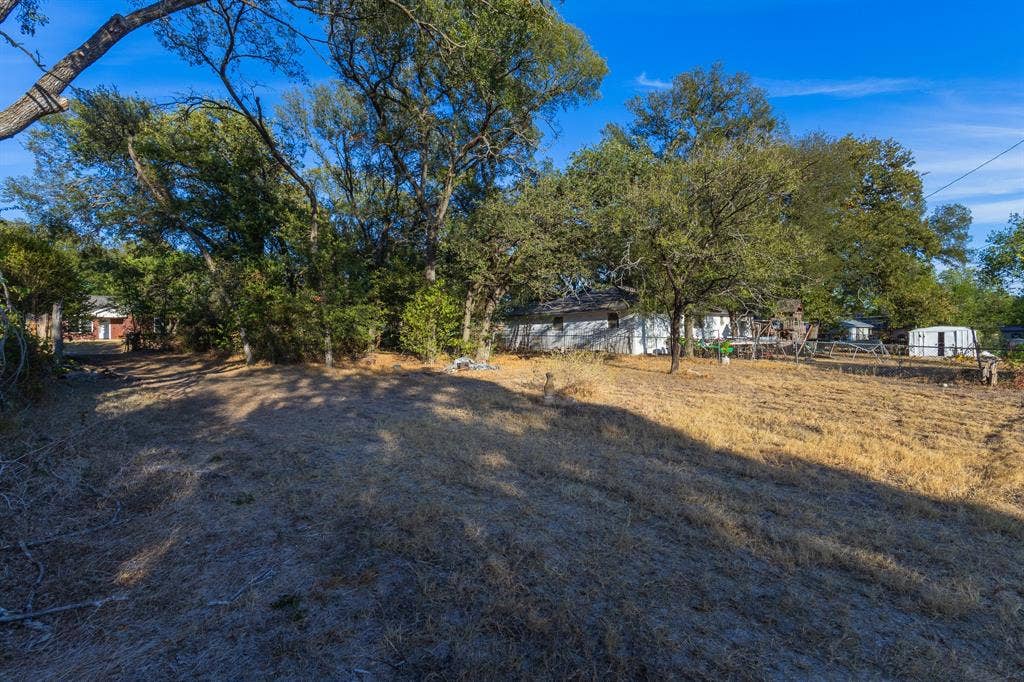 1122 Timberline Street, Bellmead, TX 76705 Expansive outdoor grounds featuring mature trees and open space