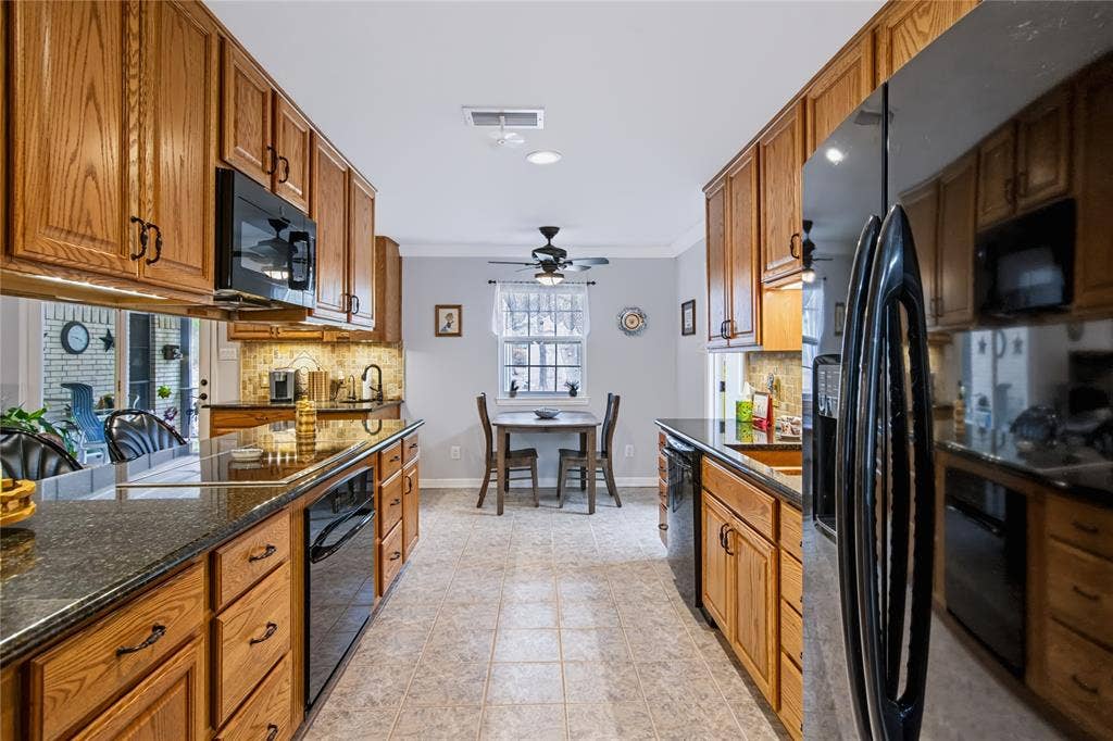 104 Trailwood Court, Burleson, TX 76028 Kitchen with informal dining nook.