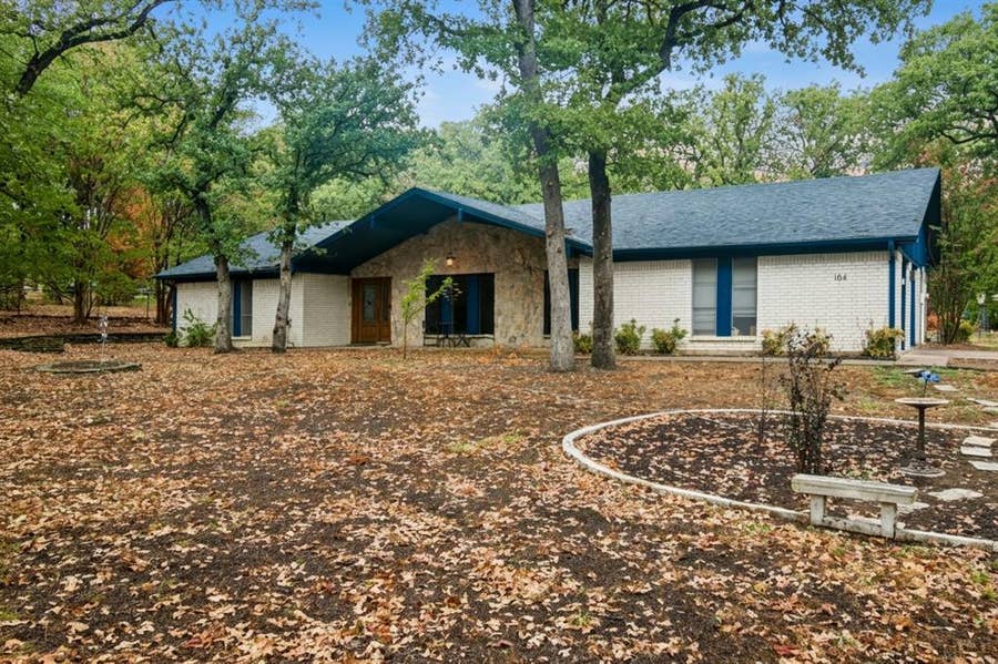 Property photo for 104 Trailwood Court, Burleson, TX