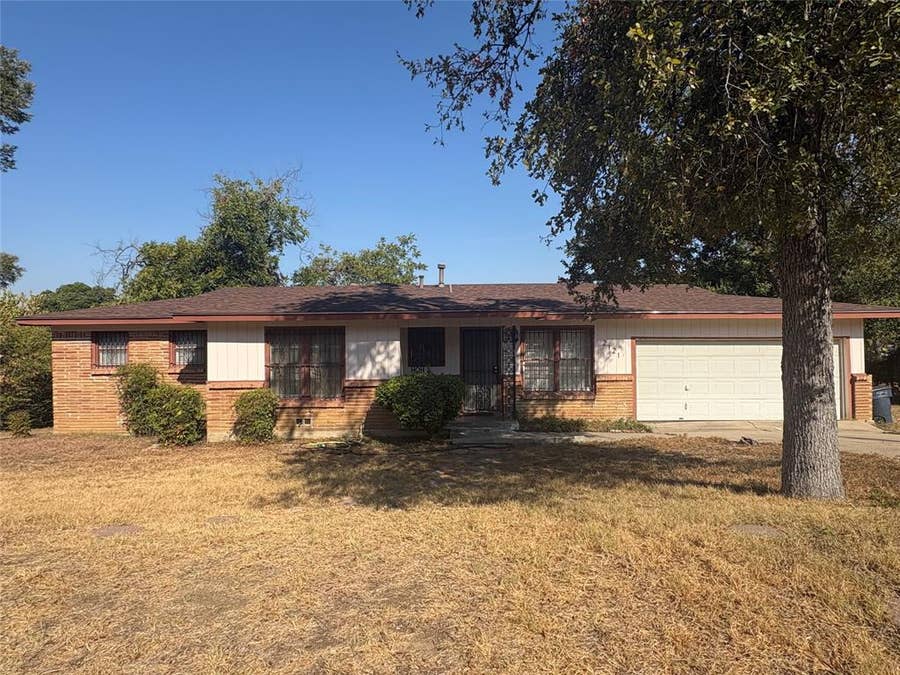 Property photo for 2121 Kingsdale Drive, Fort Worth, TX