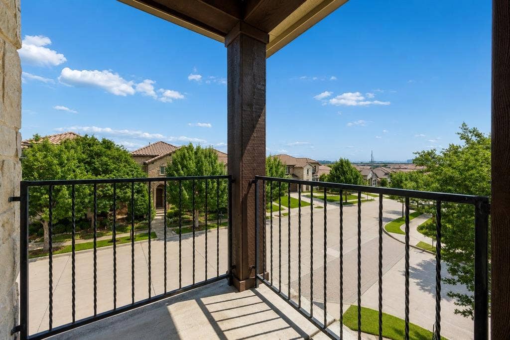 6685 Escena Boulevard, Irving, TX 75039 Balcony in Primary Bedroom