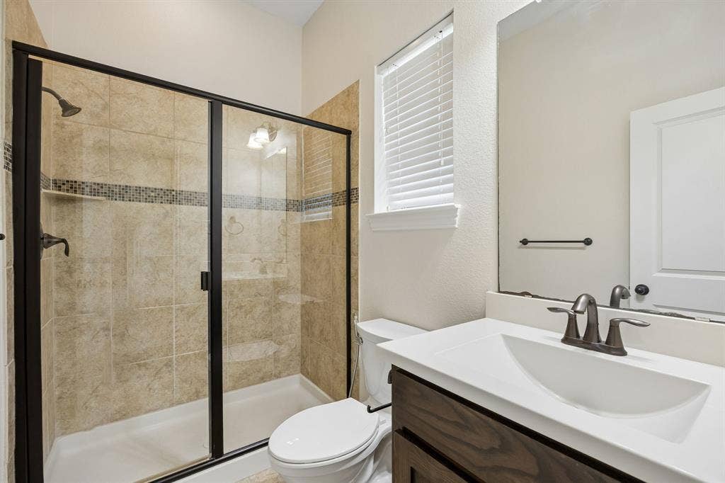 6685 Escena Boulevard, Irving, TX 75039 Downstairs Guest Ensuite Bath